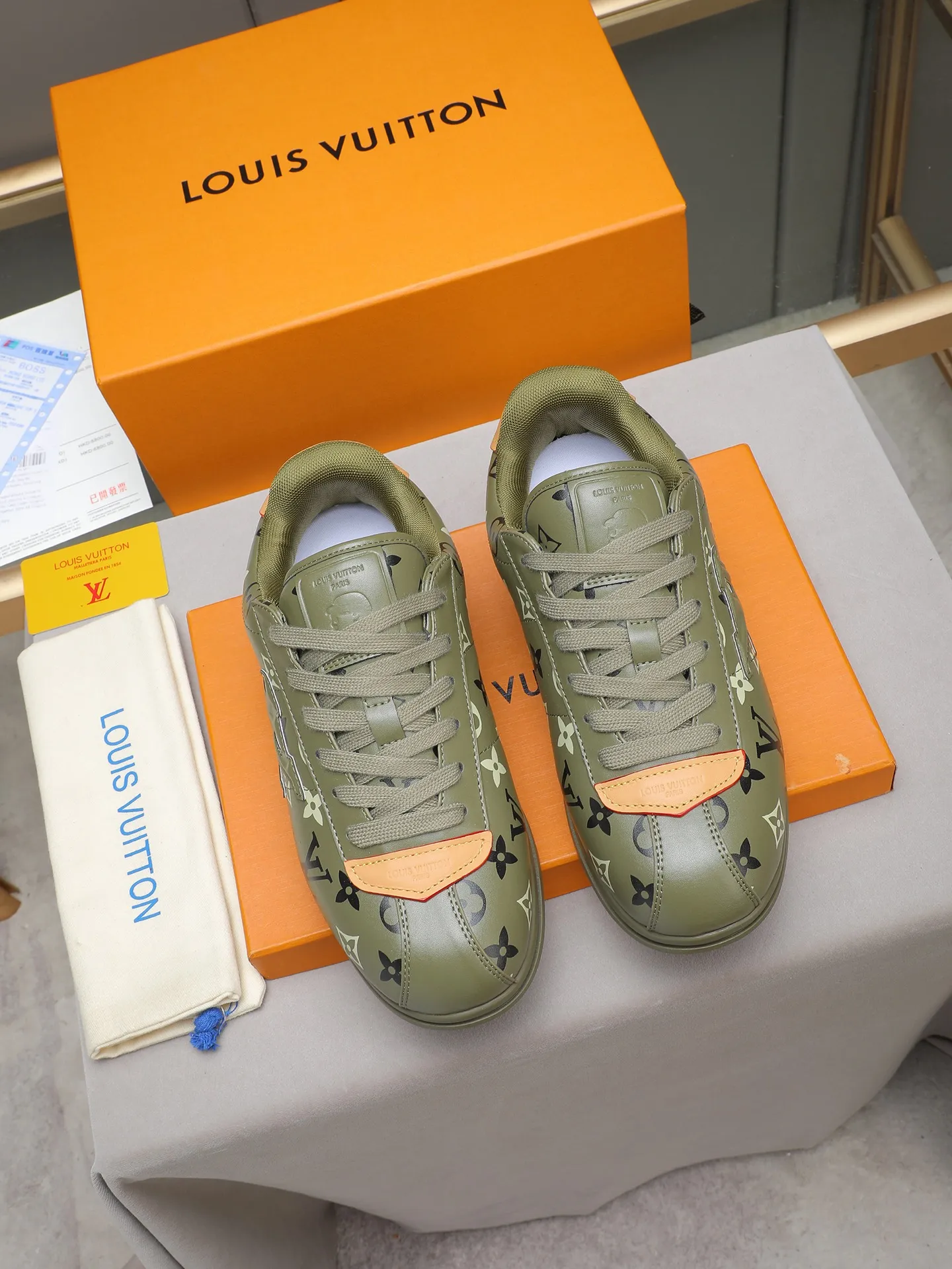 PP560 LV Louis Vuitton L Jialu Brand Runner Tatic Series Thick-soled Casual Sports Shoes Running Shoes Original purchase, development and production This LV Runner Tatic sports shoe combines technical materials such as mesh fabric and ribbons to interpret the inspiration of traditional mountaineering shoes. LV letters are written on one side, the lariat buckle of the quick lacing system is embellished with Monogram flowers and Louis Vuitton logos, and the light and wear-resistant rubber outsole completes the whole. ▪️Fabric: Original imported cowhide + mesh ▪️Inner lining: Original customized breathable mesh ▪️Sole: Original open-molded anti-slip rubber combination material ▪️Size: Men's 38-44 (customized for 45 and 46)